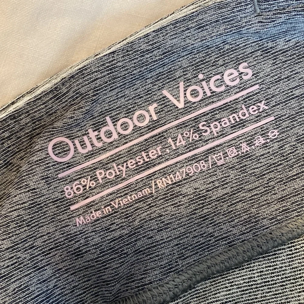 Outdoor Voices 7/8 Tri-Tone Leggings in Graphite/Ash/Dove - Picture 6 of 9